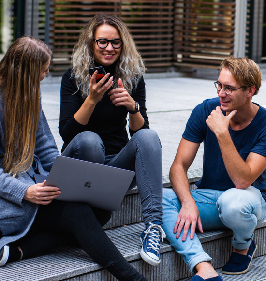 3 Junge Mitarbeiter die eine Geschäftsidee entwickeln