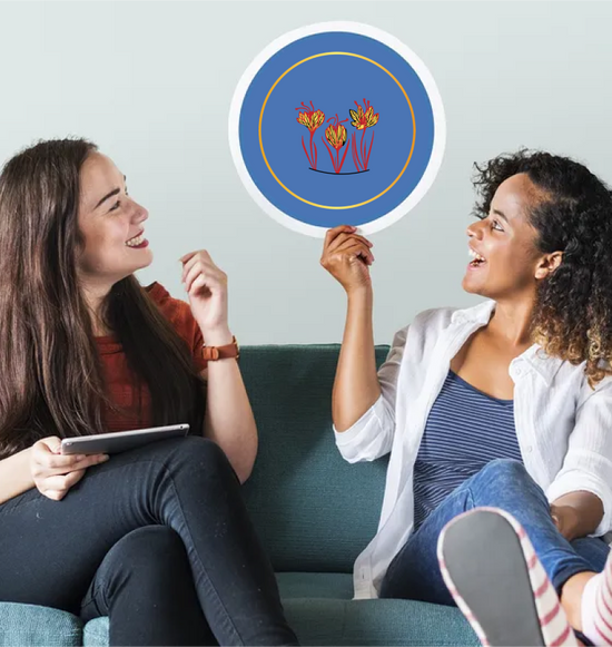 2 Junge Damen auf der Couch die Unser Logo hochhalten