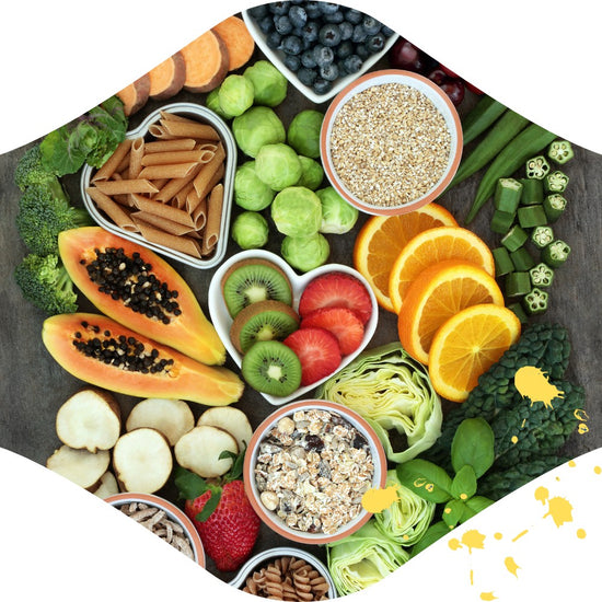 Eine platte mit Gemüse, Obst und anderen Lebensmitteln