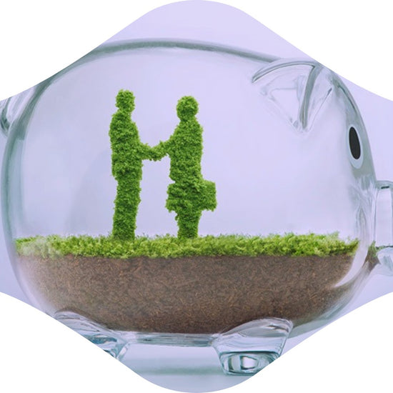 Glass-Sparschwein in dem zwei Menschen aus Grass ein Geschäft abschließen