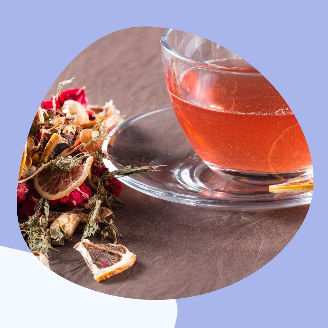 Ayurvedischer Tee Safranwunder Balance Teetasse stehend auf Holztisch