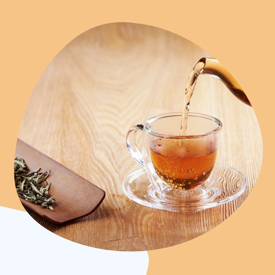 Ayurvedischer Tee Safranwunder Energy Teetasse stehend auf Holztisch